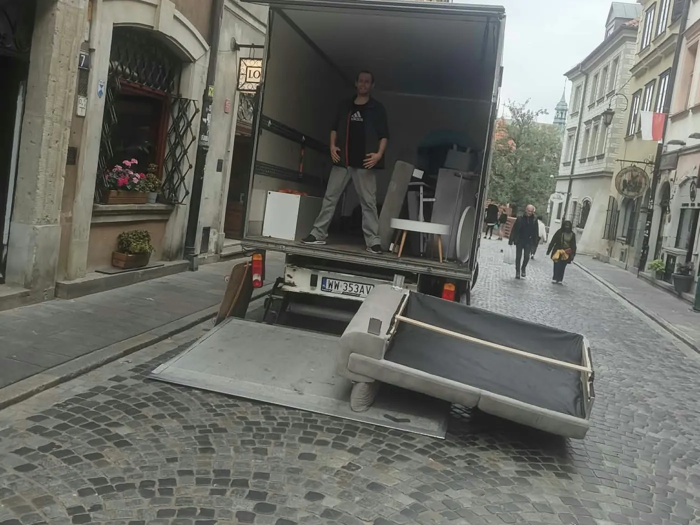 Załadunek kanapy na windę auta BP Meble w centrum Warszawy