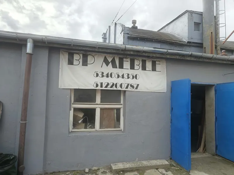 Baza BP Meble w Rembertowie, szyld z numerami telefonów